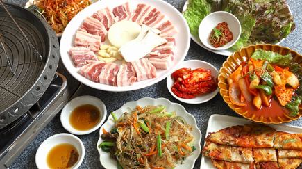 【仅限工作日预约】仅限工作日预约的人气套餐!五花肉无限量畅吃。4人以上即可享用。