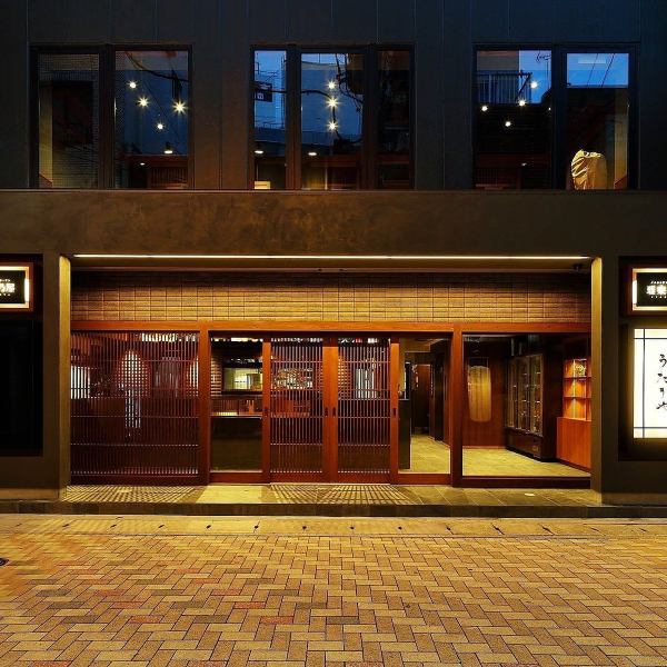 入店するとライブキッチンや厳選酒が並ぶセラー。期待高まるエントランスを抜け、2階3階個室 または 屋上テラスで非日常をお楽しみください。飛騨牛をメインにした創作和食をご堪能いただける肉割烹コースをご用意しております。テラスでは大人のビアガーデンもお楽しみいただけます。予約なしでの単品利用も大歓迎です。　