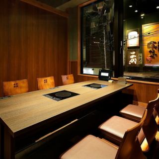 【2楼下沉式被炉包间】可容纳2人～24人。我们将根据人数为您安排房间。私人下沉式被炉座位非常适合宴会和团体聚会。宽敞的空间散发着日式氛围，可以舒展双腿、放松身心，即使久坐也不会感到疲劳。