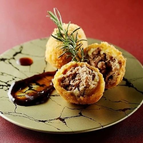 An exquisite minced meat cutlet made with Hida beef! A taste loved by our regulars.