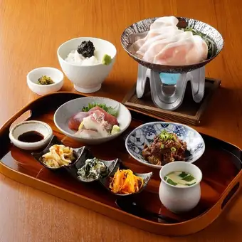 享用岐阜縣最上等的肉類、時令蔬菜和時令魚類，包含 120 分鐘無限暢飲套餐和懷石料理套餐。