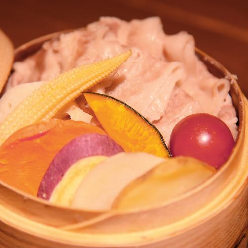 [Specialty] Steamed local vegetables and Kobe sweet pork