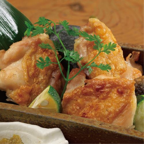 아와지 닭의 바위 소금 구이 지역 산 잎 야채와 함께