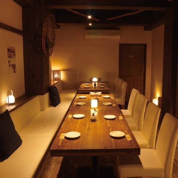 【大人気のテーブル席個室】農家のインテリアをイメージして古木と土壁で造った温かみある雰囲気の店内。3階屋根裏部屋は貸切りにすると個室としてご利用頂けます。会社宴会や飲み会、女子会や合コンにも是非ご利用下さい。雰囲気抜群の店内では農家直送の野菜も一層美味しく頂けます。