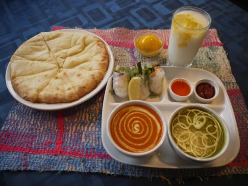 本格スパイスカレーがセットで950円〜。1番人気ヒラセット（写真）はチーズナンも選べて1485円です。