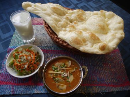 土日祝日もランチセットごさいます🎵お好きなカレー、ナンかライス、ドリンク、サラダがついて950円/990円（カレーの種類によります）ボリューム満点です。