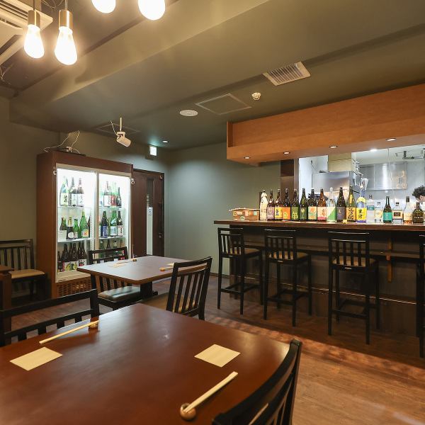 店内はシンプルで落ち着いた大人の空間を演出しています。アクセスも良好で、仕事帰りや休日の飲み会、昼呑みに最適◎プロジェクターを完備しており、スポーツ観戦を楽しみながらお酒を味わえるのも魅力です。当店はノンアルコール提供が無いため、お酒を呑むのが大好き！たくさん飲みたい！そんな方のためのお店です♪