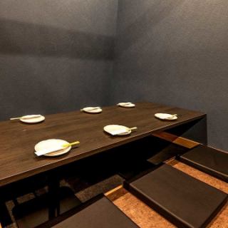 《掘りごたつ個室≪4～6名様用》完全個室を多彩に完備！自慢の鉄板焼がくつろぎのプライベート空間でゆっくりお愉しみ頂けます★合コンや、会社でのご宴会にどうぞ！☆2～6,7～12,13～24,25～50名様各種完全個室有り。最大90名様宴会可能です☆
