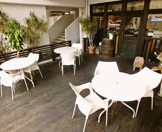 テラス席は 4テーブルまでご用意しております。いつもとは違う雰囲気が味わえます！喫煙okペットokです