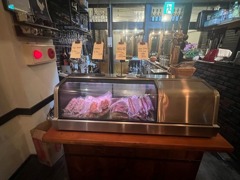 ショーケースには提供するお肉がずらり。自慢のお肉料理を各種ご用意しております。