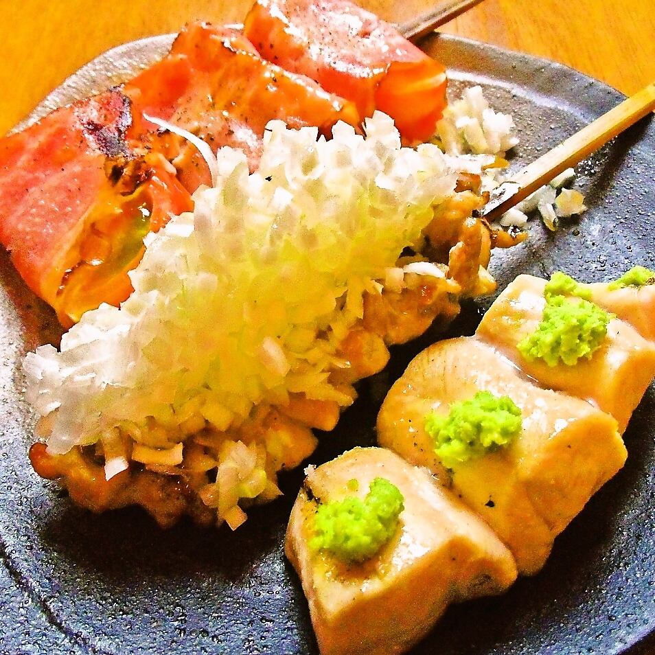 せせりや白レバーなどこだわりの串焼きを味わうことができる。