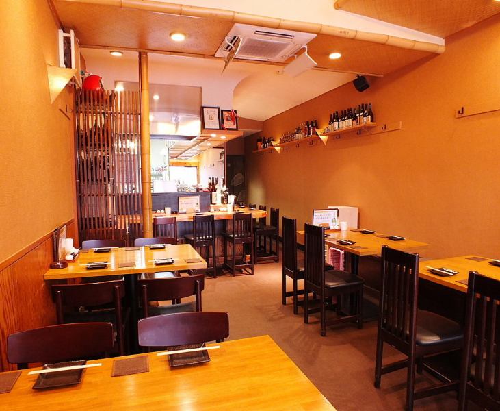 落ち着きのある店内。カウンター席も人気です！リニューアルしたテーブル席はグループでの宴会にも最適♪