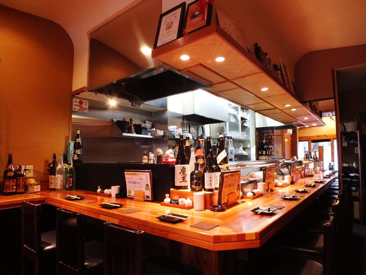 仕事帰りにもふらっと立ち寄りやすいカウンター席をご用意！