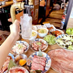 《焼肉　駅近》活気あふれる店内の程よい広さのコージーな空間で優しいダウンライトが心のリラックスをお手伝いしてお過ごしいただけるので、お子様連れにも大人気の空間をお愉しみください。お子様連れのお友達同士やご家族はもちろん合コンにも最適。一緒に過ごす仲間の距離がより近くなります。