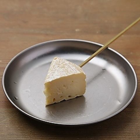 Camembert skewer (1 skewer)