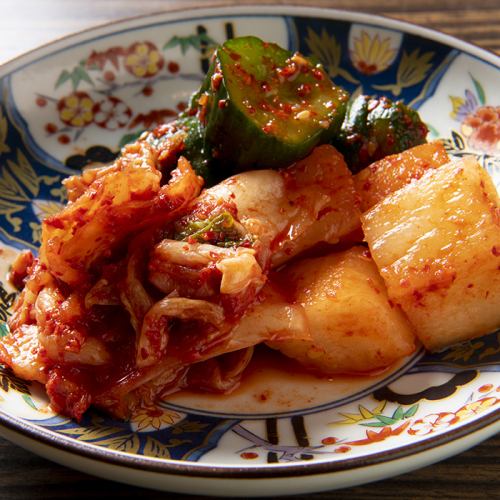 Kimchi platter (Chinese cabbage, cucumber, kakuteki)