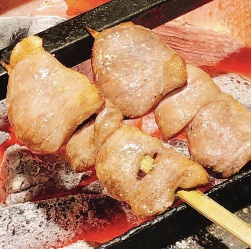 我们的招牌菜：精心烤制的日式鸡肉串。