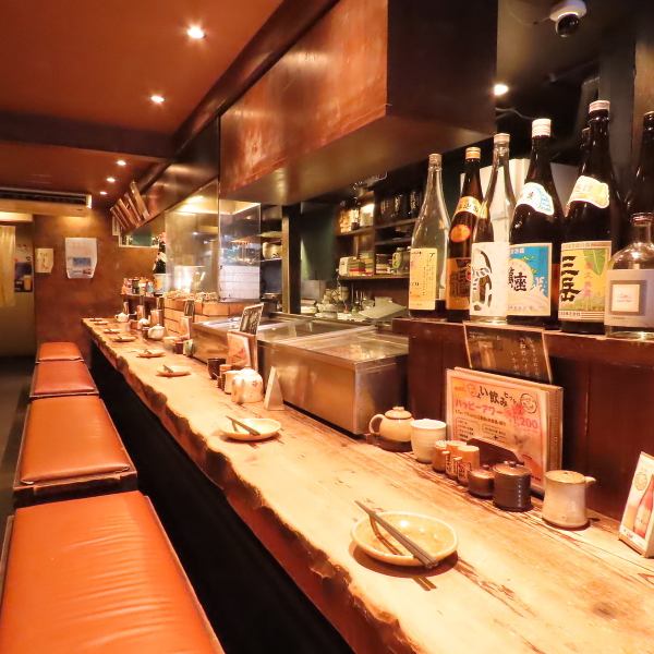 【掘りごたつ式のカウンター】カウンターで落ち着いた雰囲気を。。。目の前で1本1本焼き上げる焼き鳥は絶品★