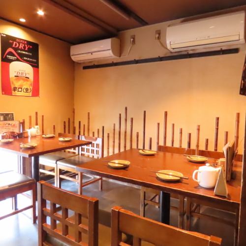 <p>◆こだわりの落ち着く内観◆木目調メインのシックで落ち着く和空間はどんなシーンにも!会社宴会をはじめ女子会やデートにも♪テーブル席は一部レイアウトも自在で人数に合わせてお楽しみいただけます!</p>