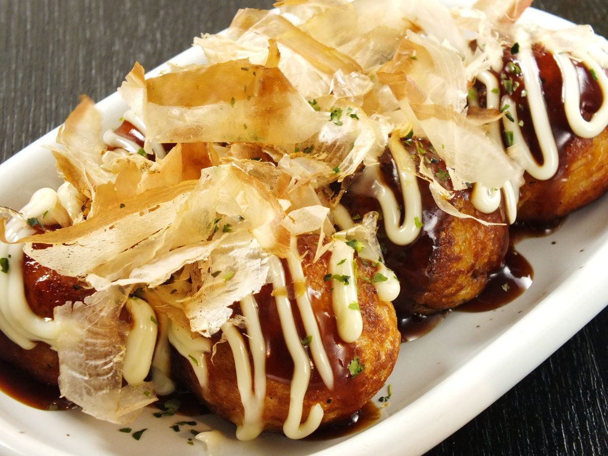 The hugely popular signature menu item, large takoyaki, starts at 240 yen for 4 pieces! Come on by!