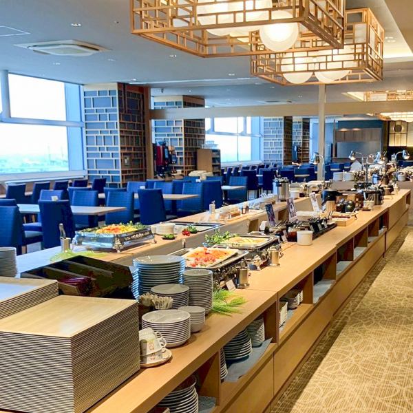 ホテル17階という絶好のロケーションから眺める景色は圧巻。海沿いの立地だからこそ楽しめる開放感抜群のパノラマビューがお食事をより一層美味しく彩ります。お昼時にはきらめく海を眺めながら、明るく爽快な気分でランチタイムを満喫。地上約80メートルの高さから見渡す景色とともに、素敵な思い出を。