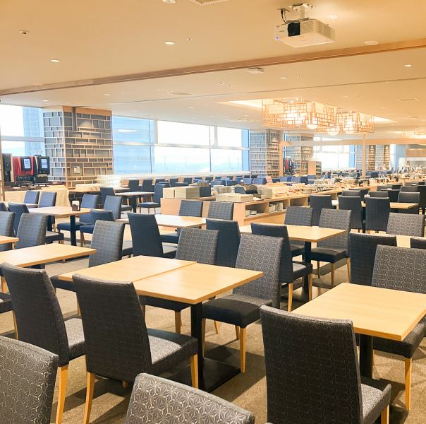 4名様用のテーブルを57席備えており、ご家族連れや女子会にも最適です。全面窓に面した32席のカウンターは、景色を独占できる特等席。デートや記念日にも大変おすすめです。窓際の一部席にはコンセントも完備しているため、お仕事合間のリフレッシュにも便利。あらゆるシーンに寄り添う開放的な空間で、至福の時を。