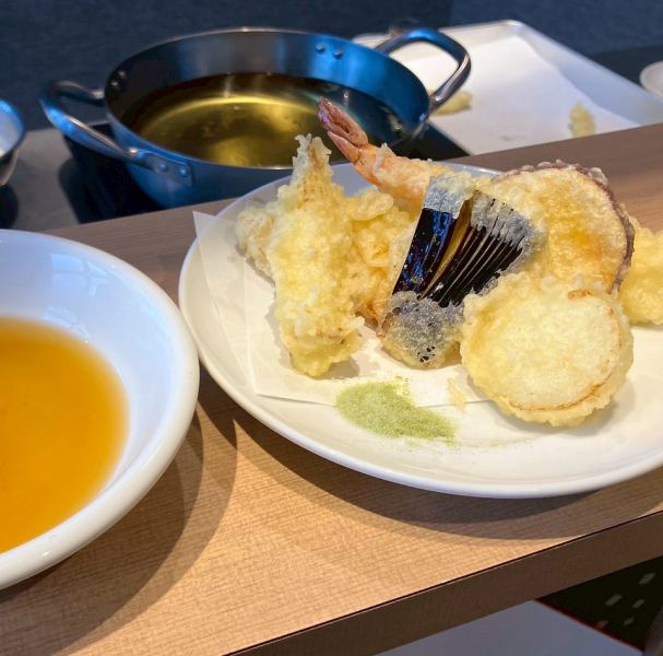 【ライブキッチンの天ぷら】揚げたてサクサクを堪能◎職人技を目の前で楽しむ出来立ての美味しさ