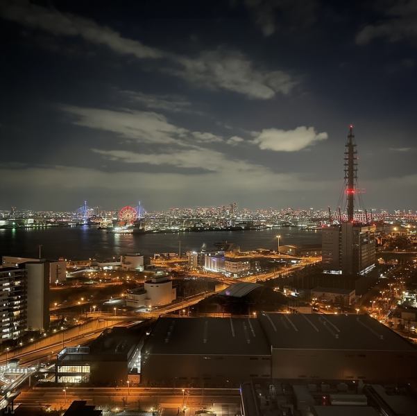 ホテル17階という絶好のロケーションから眺める景色は圧巻。海沿いの立地だからこそ楽しめる開放感抜群のパノラマビューがお食事をより一層美味しく彩ります。お昼時にはきらめく海を眺めながら、明るく爽快な気分でランチタイムを満喫。夜は、煌めく夜景とともに優雅なひとときを楽しむ贅沢なディナータイム。