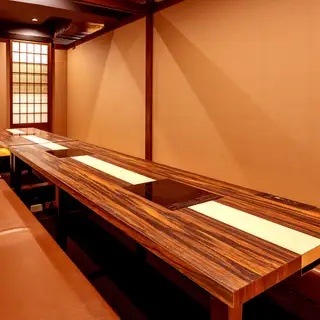 店内の最も奥には最大で20名~様程度で使える掘りごたつ席がございます。お部屋の貸切に最適な空間です。宴会・飲み会・女子会に◎