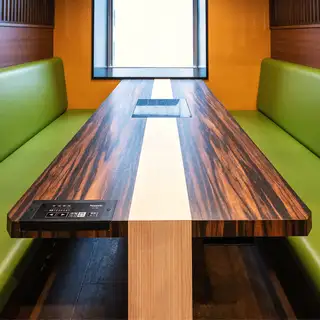 奥には最大20名様程度で利用できるテーブル個室もございます。落ち着いた雰囲気の空間で中人数のお客様にはぴったりのお部屋です!宴会・飲み会・女子会に◎