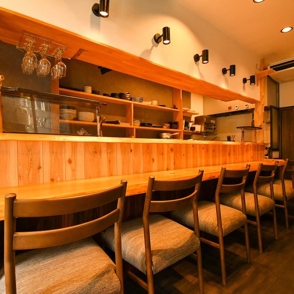 店内は温かみが感じられる、落ち着いた雰囲気のお店です。1名様からご利用いただけるカウンター席、２名様からご利用いただけるテーブル席がございます。座り心地のいい椅子をご用意しておりますので、ゆっくりとお食事を楽しんでいただけます♪
