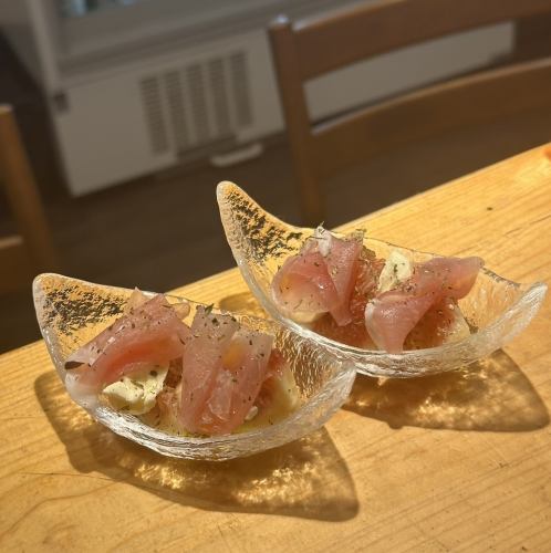 すももと生ハムのカプレーゼ