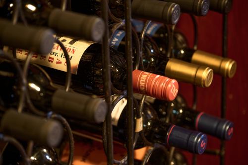 酒窖和酒架可存放各种葡萄酒！