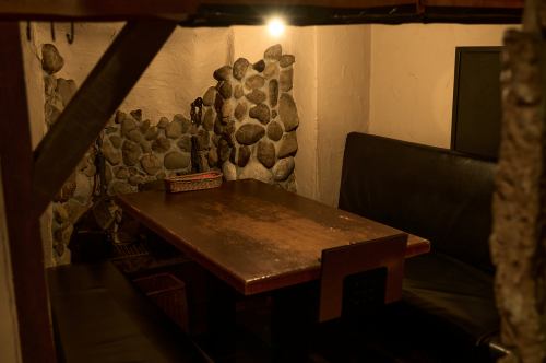 Private room seating in a semi-underground area!A private room fee of 500 yen will be charged in addition to the regular charge fee of 380 yen!