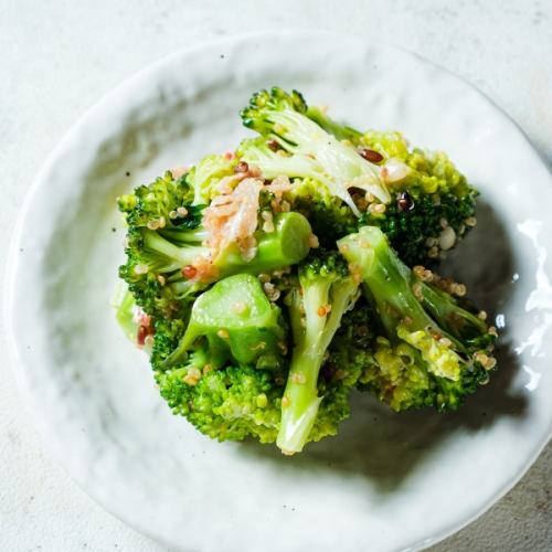 Broccoli quinoa salad