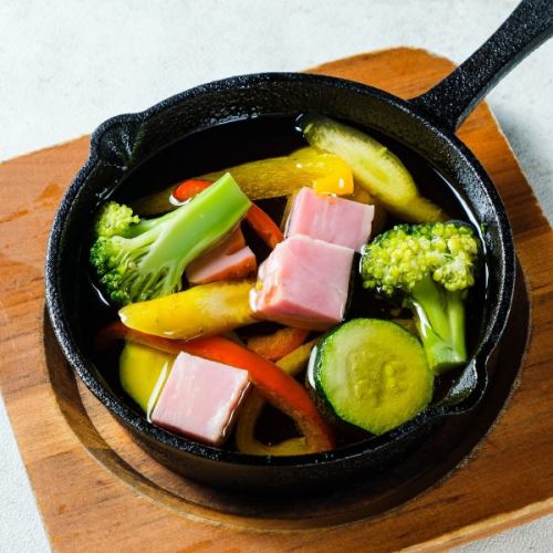 Ajillo made with bacon, seasonal vegetables and garlic from Aomori Prefecture