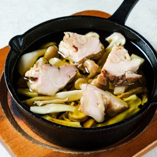 鶏モモ肉と本日の茸、青森県産ニンニクのアヒージョ