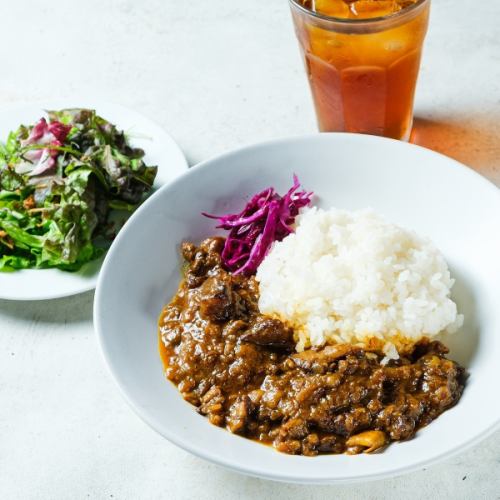 야채를 사용하지 않는 검은 털 일본소의 향신료 카레 점심
