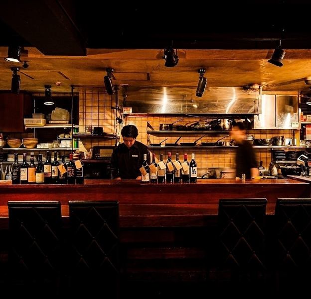 デートに最適な臨場感あふれるカウンター席も。２人の距離が縮まる人気の席です。バーとしてもお使いいただけます