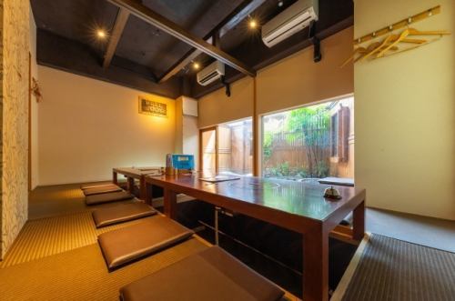 <p>There are also private rooms with an adult atmosphere.All seats have horigotatsu (horizontal kotatsu), so you can take off your shoes and enjoy a relaxing and special time.It can accommodate 2 people or more, so it&#39;s perfect for a date or a meal with your family.Additionally, we can accommodate groups of up to 14 people.Enjoy a luxurious time in a comfortable space!</p>