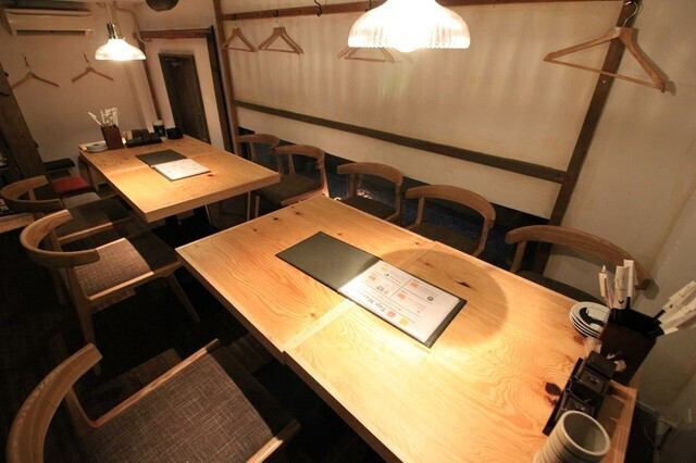 プライベートな空間で、友人や家族とくつろぎながらお食事を楽しめる半個室をご用意しております。接待やディナーなど、ビジネスシーンでのご利用にもオススメです◎