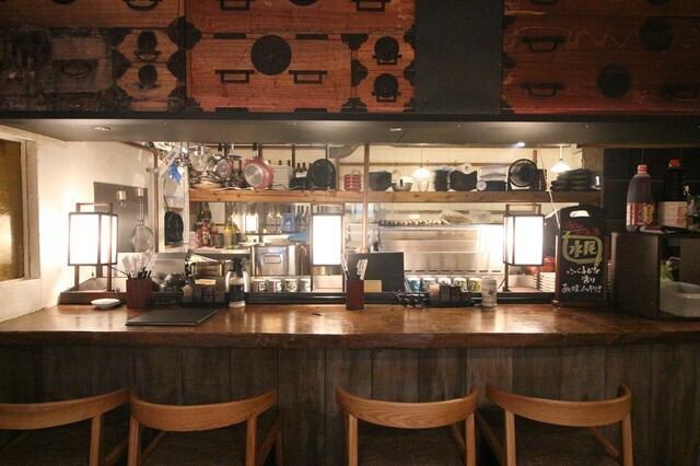 カウンター席は、仕事帰りのサク飲みや、友人や恋人とのお食事にもオススメです◎カウンター越しにお酒を嗜みながら、リラックスした雰囲気でお楽しみいただけます☆