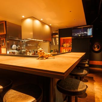 Our restaurant has 9 counter seats and a chic, relaxed atmosphere. It's the perfect space for a date, where you can relax and enjoy delicious food.Enjoy a special moment in a comfortable atmosphere.We will create a wonderful time for you and your loved ones!
