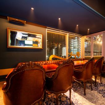 Our restaurant has six tables that seat two people, and the atmosphere is calm and relaxing.This is the perfect space for a date or a meal with close friends, where you can enjoy fresh fish caught by the owner himself and creative dishes.Come sit with us and enjoy a heart-warming conversation!