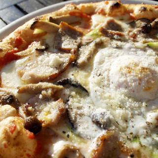 ランチタイムでも薪釜で焼いた本格ピッツァをご堪能いただけます