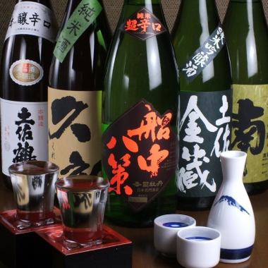 【高知の日本酒が勢ぞろい】高知のお酒を一言で表現すれば、「綺麗な酸があり、雑味は少なく、キレのいい辛口」。昔ながらの単なる辛口ではなく、グルコース濃度が低く人間が感じる甘みが少ない酒でありながらも、輪郭のはっきりした鮮度感や膨らみや旨味がある。飲み比べてみてあなたのお好きな地酒を見つけてみてください