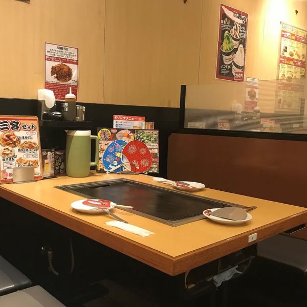 目の前の大きな鉄板で焼いてくれる☆ソースが鉄板にこぼれた時のあの『ジュワ～っ！』が食欲をそそります！