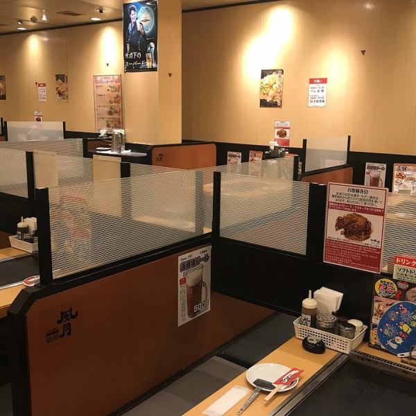 テーブル毎に仕切りで区切っているのでプライベート空間でご飲食をお楽しみいただけます。
