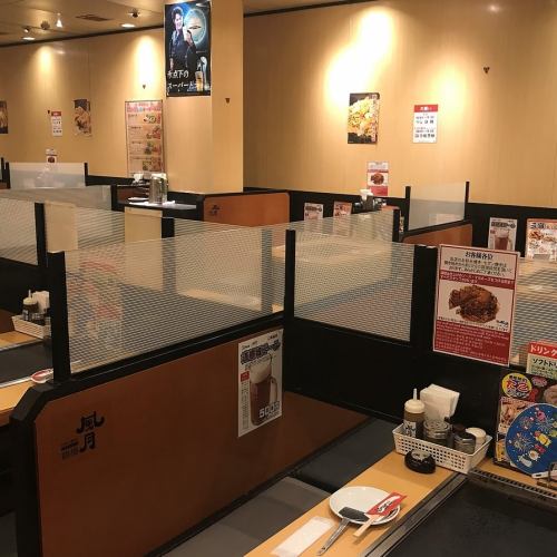 <p>テーブル毎に仕切りで区切っているのでプライベート空間でご飲食をお楽しみいただけます。</p>