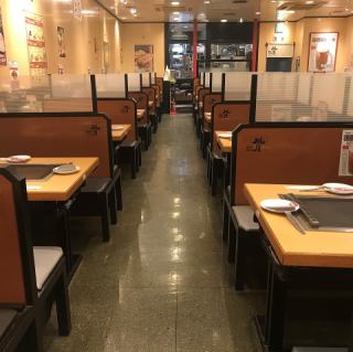 テーブル毎に仕切りで区切っております